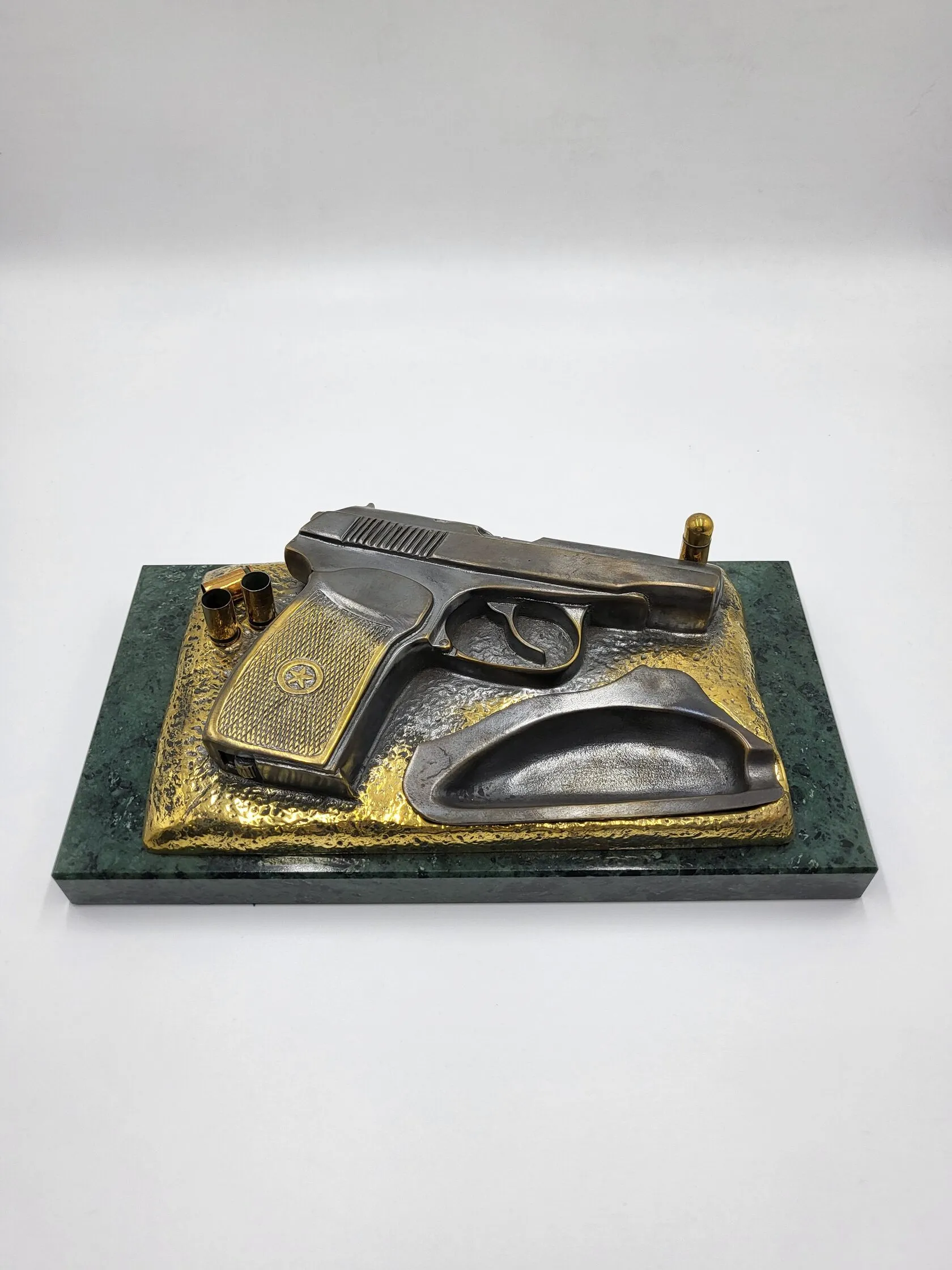Пепельница "Пистолет" из бронзы